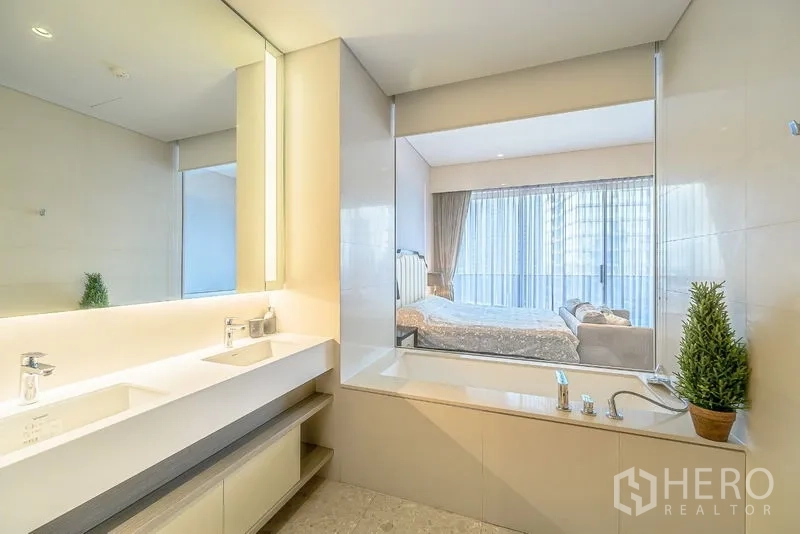 คอนโด ขายในWatthana, Bangkok - ห้องน้ำสมัยใหม่ อ่างล้างหน้า 2 หลุม และอ่างอาบน้ำมองผ่านหน้าต่างเข้าห้องนอน