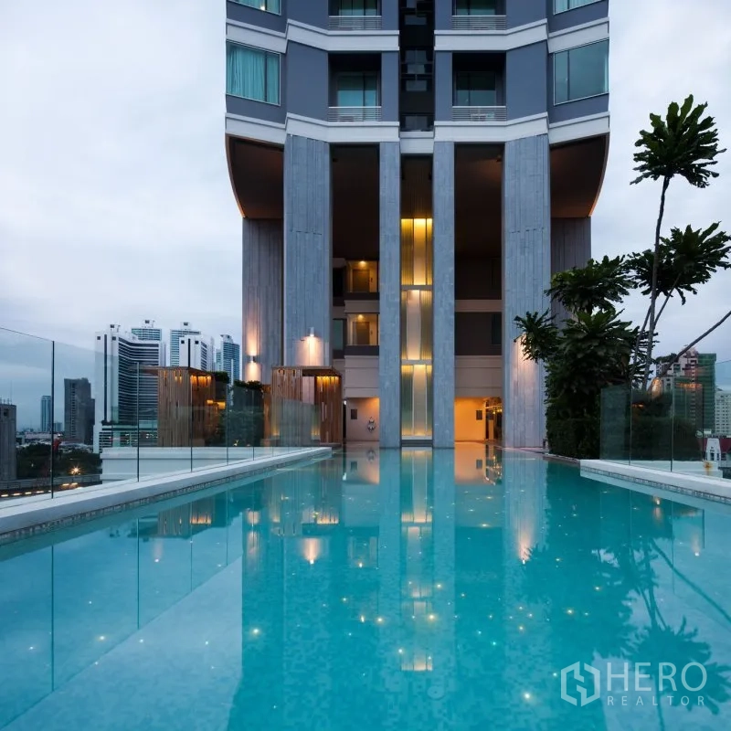 Condominium for rent in Watthana, Bangkok - Condominium outdoor infinity pool with city views and a modern facade.