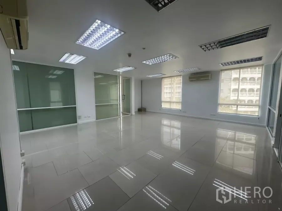 Office Space for rent in Huai Khwang, Bangkok - Main office room featuring large windows with blinds, grid ceiling lights and air conditioning.
