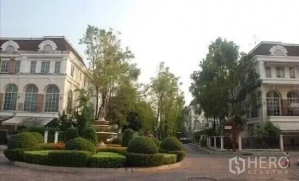 Townhouse for rent in Bang Kapi, Bangkok - Leafy private estate roundabout with trimmed hedges, fountain and classic townhomes.