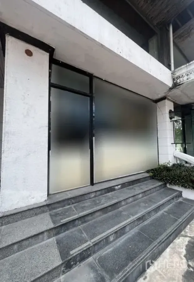 Retail Space for rent in Watthana, Bangkok - Ground-floor retail frontage with frosted glass panels and entry steps in Phrom Phong.