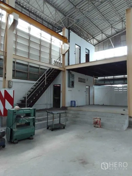 คลังสินค้า ให้เช่าในMueang Samut Prakan, Samut Prakan - ภายในโกดัง มีชั้นลอย สำนักงาน บันได และหลังคาสูงโปร่ง