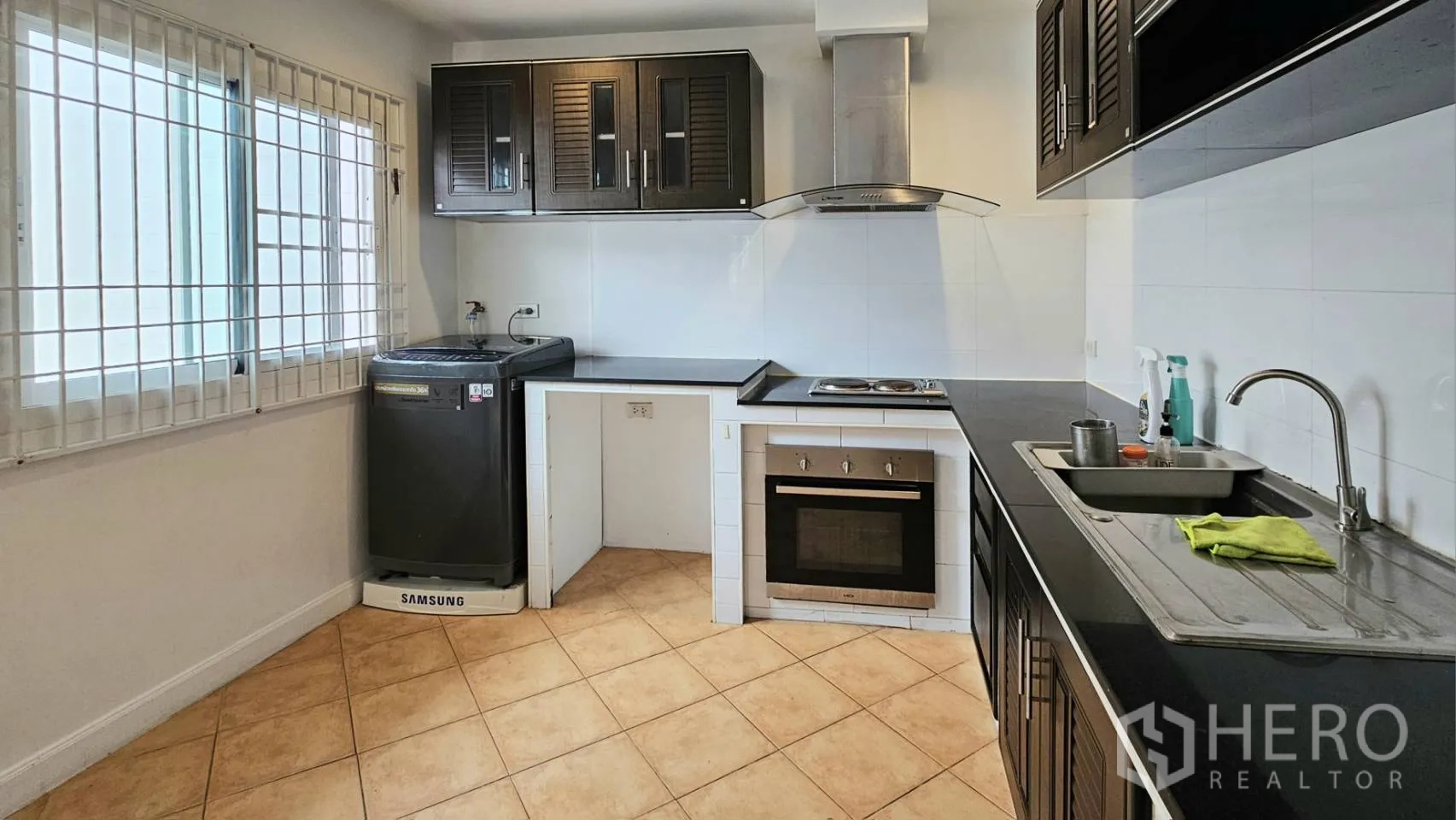 独栋房屋 for rent in Saphan Sung, Bangkok - 嵌入式厨房，带烤箱、炉灶、抽油烟机与洗衣机。