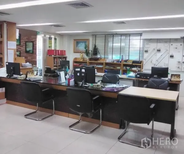 带办公室的家 出租在Min Buri, Bangkok - 共享工位区，长工作台、办公椅与百叶窗采光良好。