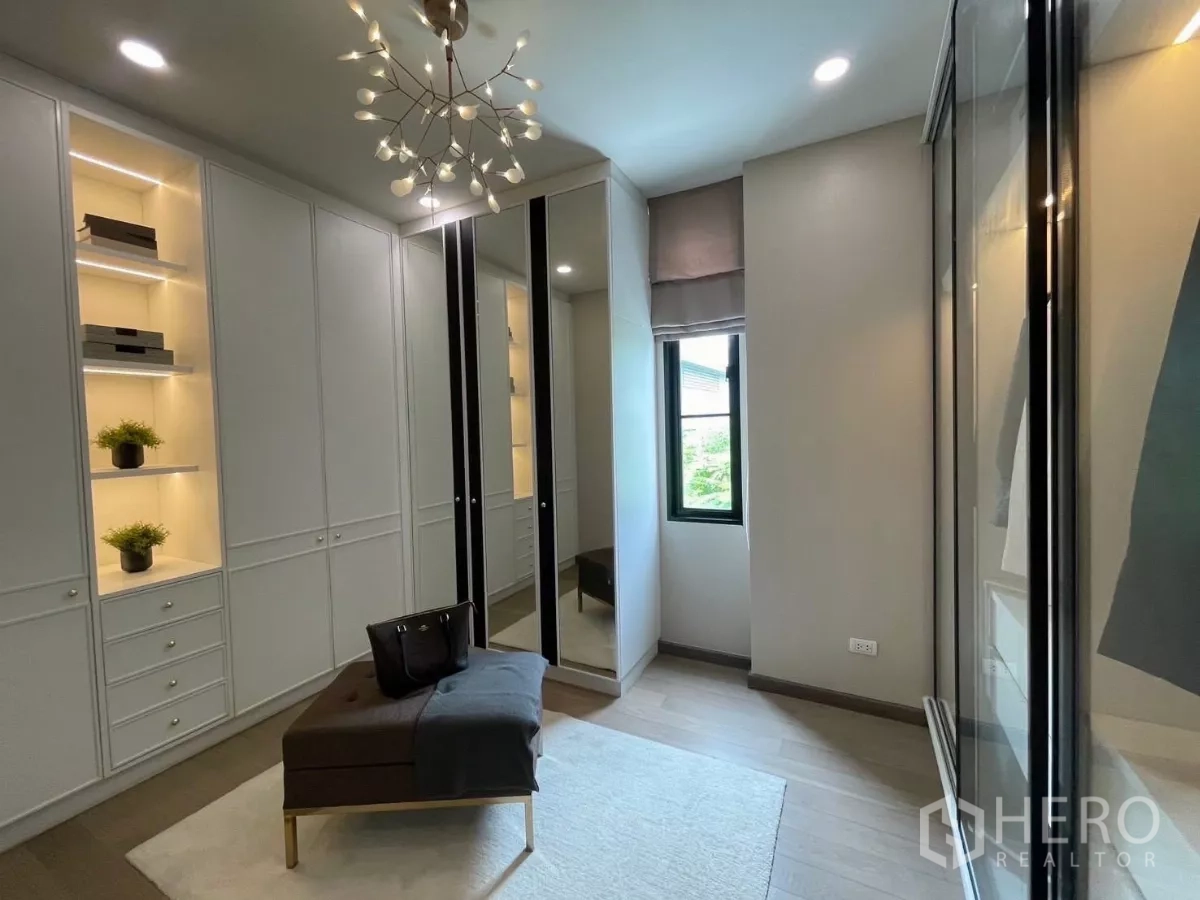 独立式住宅 出租在Lat Phrao, Bangkok - 更衣室，内置衣柜、全身镜与装饰吊灯
