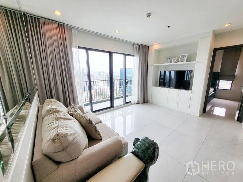 公寓 出售在Watthana, Bangkok - 起居区设镜面墙、通往阳台的推门和定制电视柜
