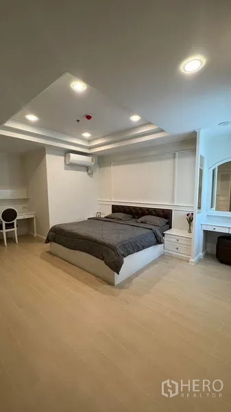 คอนโด ให้เช่าในWatthana, Bangkok - ห้องนอนที่สามกว้าง มีมุมโต๊ะทำงาน โต๊ะข้างเตียง และไฟฝ้าหลุมสมัยใหม่