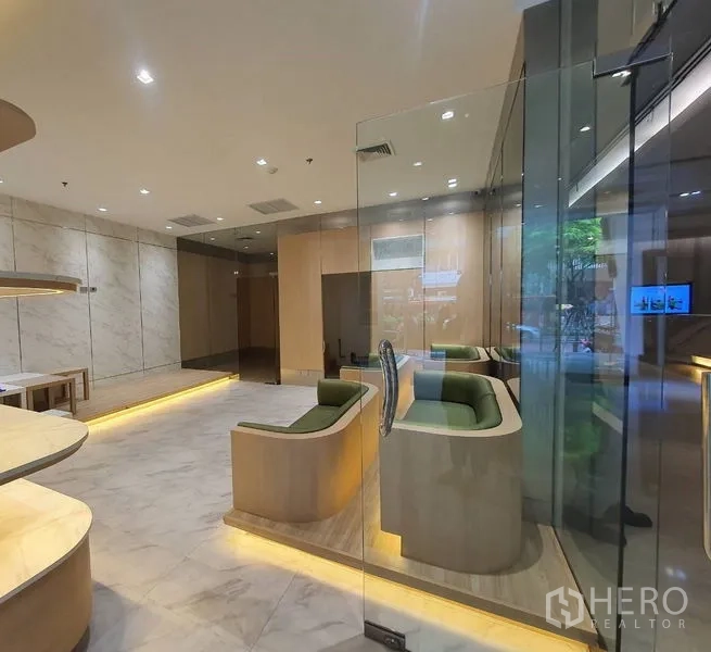 Retail Space for rent in Bang Rak, Bangkok - Built-in green booth seating with a glass entrance and warm accent lighting in a fitted retail space.