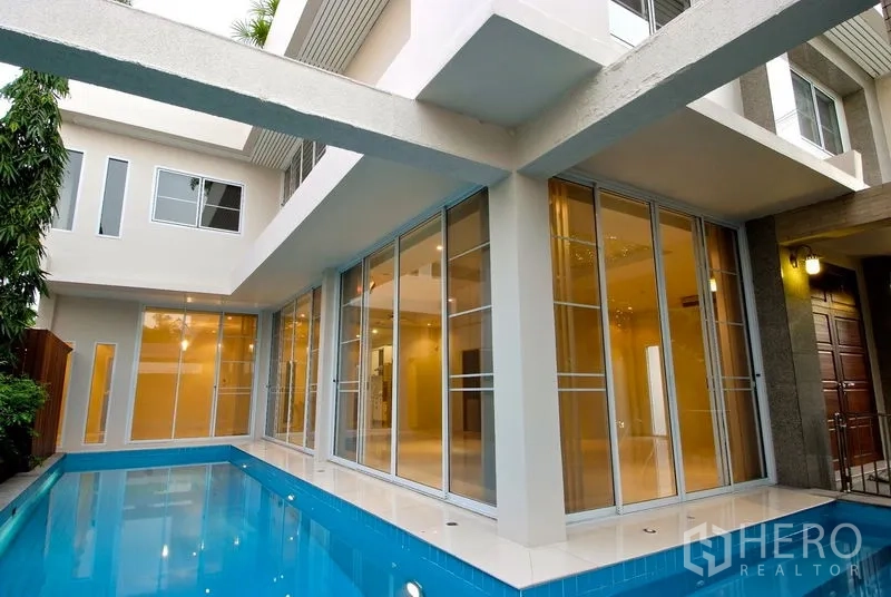 บ้าน ให้เช่าในWatthana, Bangkok - มุมมองภายนอกบ้าน กระจกสูงเต็มบานติดกับสระว่ายน้ำส่วนตัว
