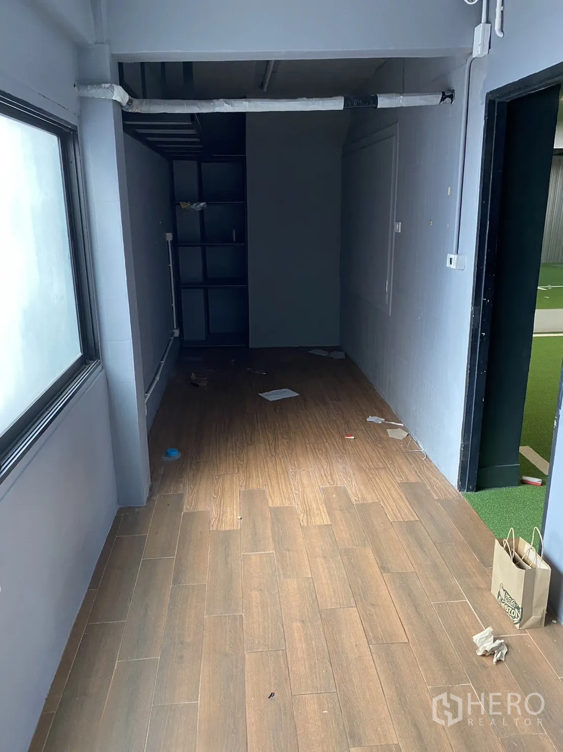 零售空间 出租在Phaya Thai, Bangkok - 狭长办公室或储物间，木纹地面，带置物架与采光窗。