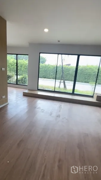 零售空间 出租在Bang Na, Bangkok - 前场展示区，通高玻璃与抬高平台，适合陈列与接待。