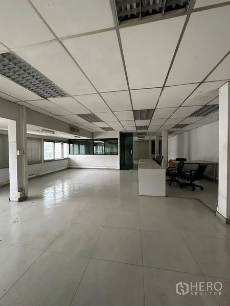 Office Space for rent in Pathum Wan, Bangkok - Large open-plan workspace with grid ceiling, tile flooring and desks.