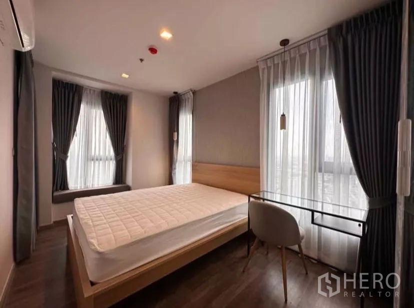 公寓 出租在Chatuchak, Bangkok - 次卧广角视图，含学习角与窗边座位