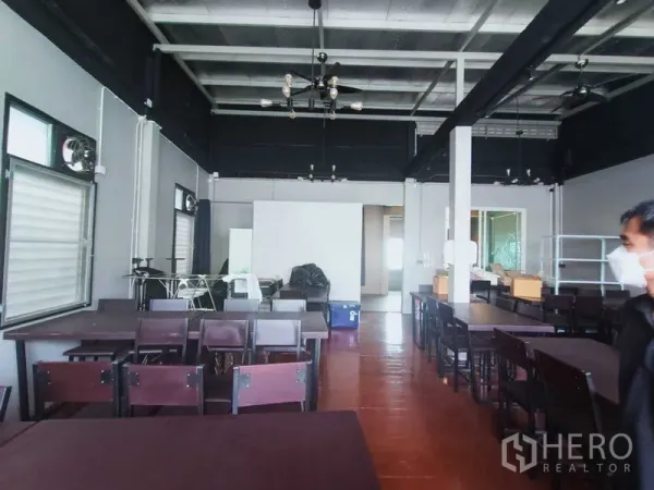 零售空间 出租在Khlong Toei, Bangkok - 宽敞后场，层高充足，多张餐桌，布局灵活。