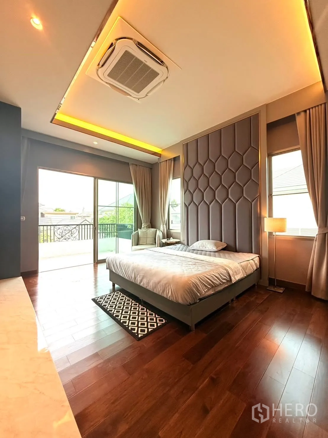 独立式住宅 出租或出售在Bang Phli, Samut Prakan - 主卧，造型软包床头、嵌入式吊顶空调，连通阳台与木地板。
