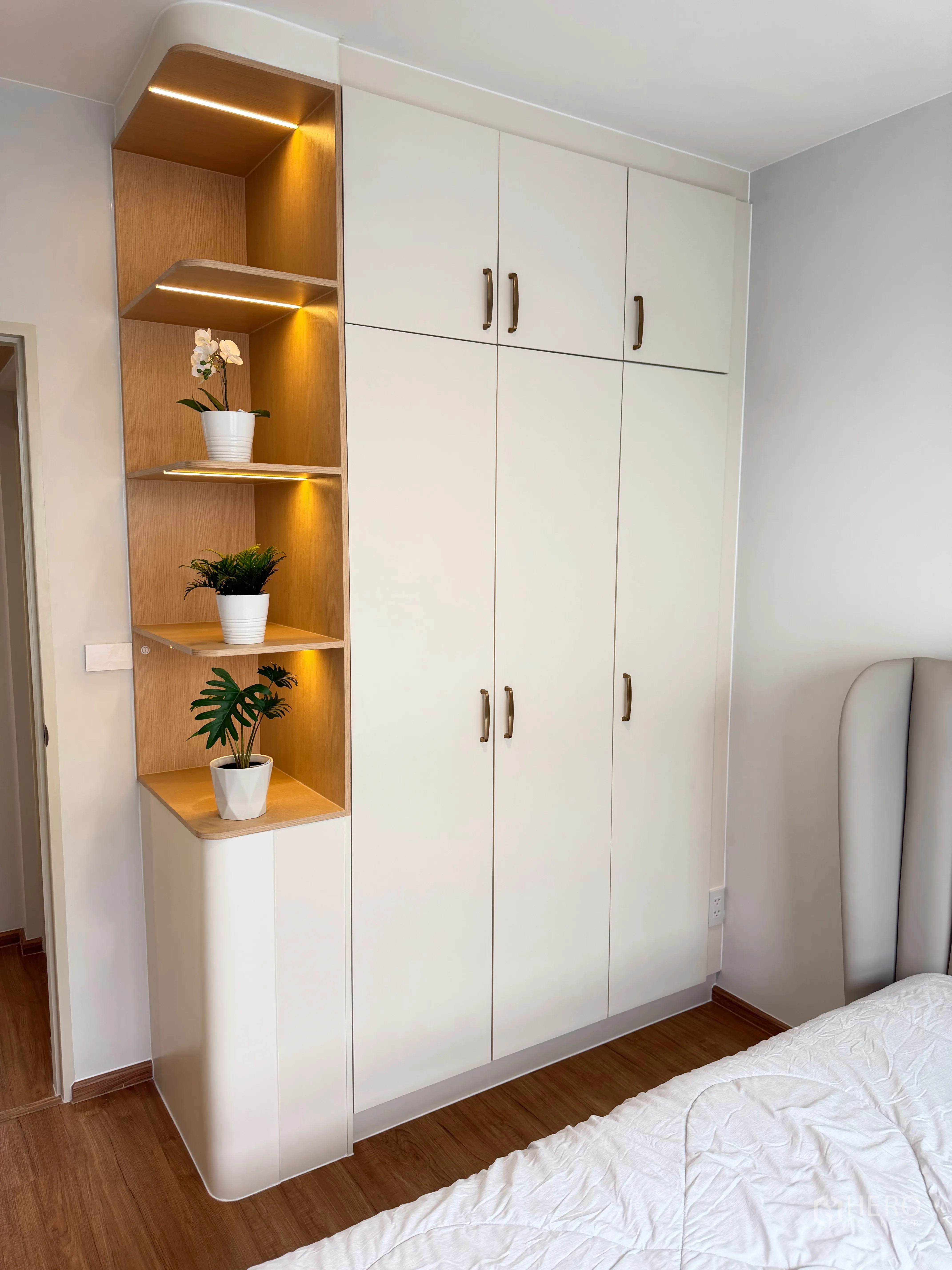 Townhouse for rent in Bang Phli, Samut Prakan - Built-in wardrobe with illuminated open shelves in a bedroom.