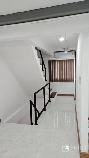 สำนักงานที่บ้าน ให้เช่าในBang Na, Bangkok - โถงบันไดสว่าง พื้นกระเบื้องเงาและราวเหล็กสีดำ