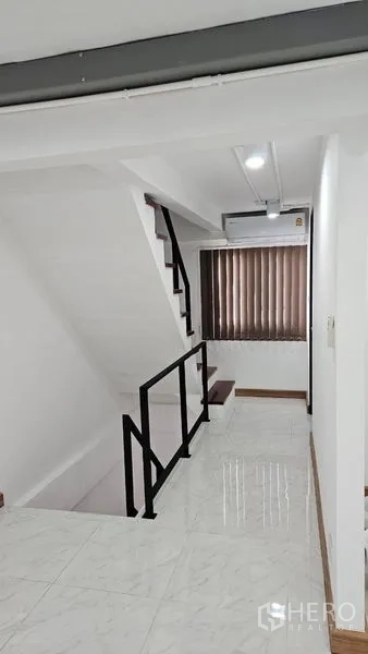 สำนักงานที่บ้าน ให้เช่าในBang Na, Bangkok - โถงบันไดสว่าง พื้นกระเบื้องเงาและราวเหล็กสีดำ