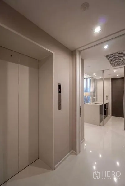 คอนโด ให้เช่าในSathon, Bangkok - โถงลิฟต์ส่วนตัวเชื่อมสู่ทางเดินสว่างและโซนครัวของคอนโด