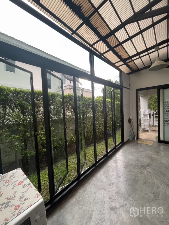 บ้าน ขายในMin Buri, Bangkok - ห้องกระจกเอนกประสงค์ มองสวนพุ่มด้านข้างผ่านบานเลื่อน