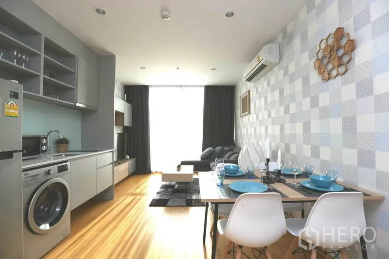公寓 出租或出售在Bang Rak, Bangkok - 开放式厨房，配冰箱、微波炉与洗衣机，连接餐区
