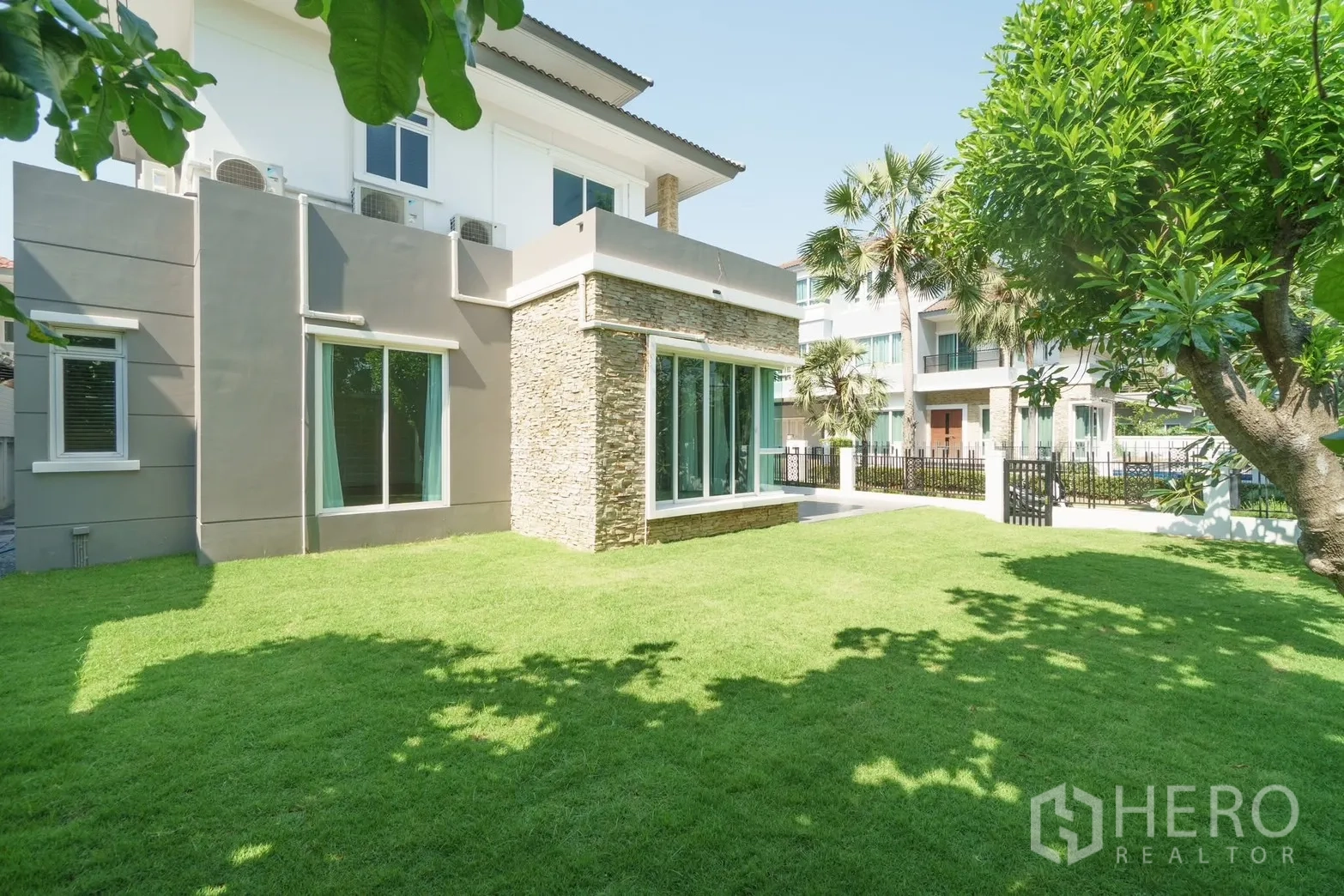 独栋房屋 for rent or sale in Saphan Sung, Bangkok - 独栋别墅外观，宽阔草坪与绿树。