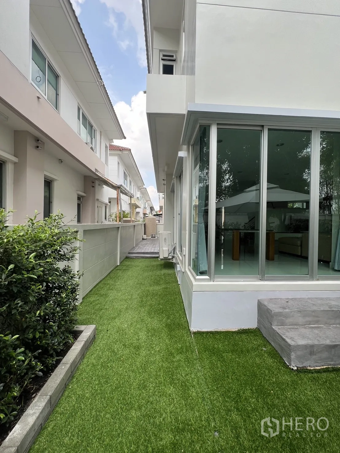 Detached House for rent in Saphan Sung, Bangkok - Narrow side yard lawn running between the house and boundary wall.