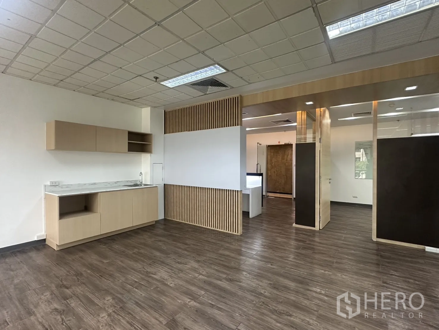 办公室 for rent in Pathum Wan, Bangkok - 开放区域内设内置茶水间、大理石纹台面与木质装饰。