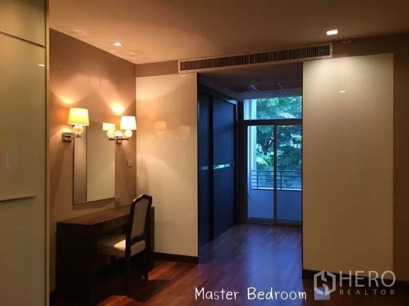 คอนโด ให้เช่าในSathon, Bangkok - โถงห้องนอนหลักมีโต๊ะเครื่องแป้งและประตูบานเลื่อนออกระเบียง