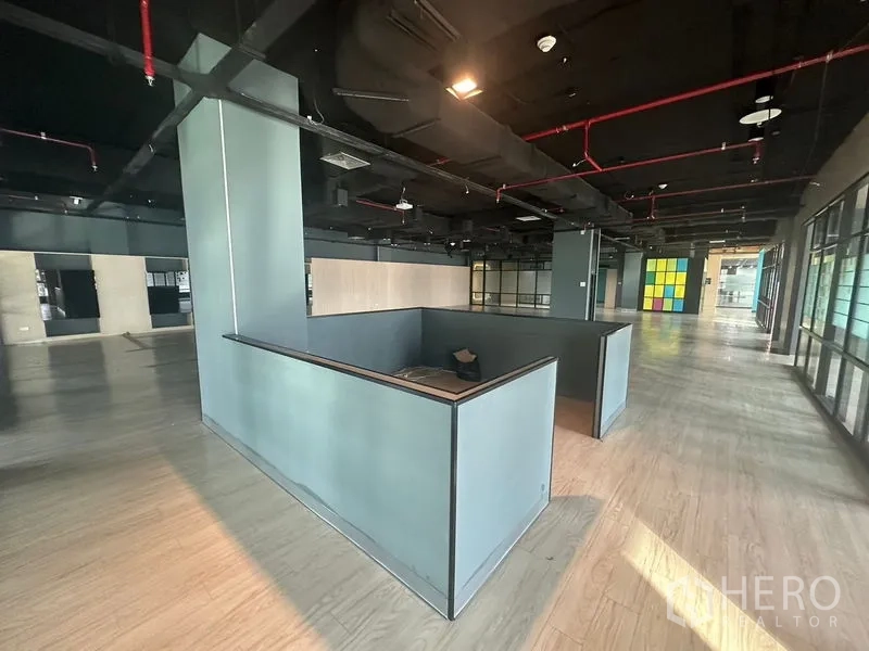 办公空间 出租在Bang Rak, Bangkok - 位于宽敞办公室中央的接待/协作岛台，天花管线外露。