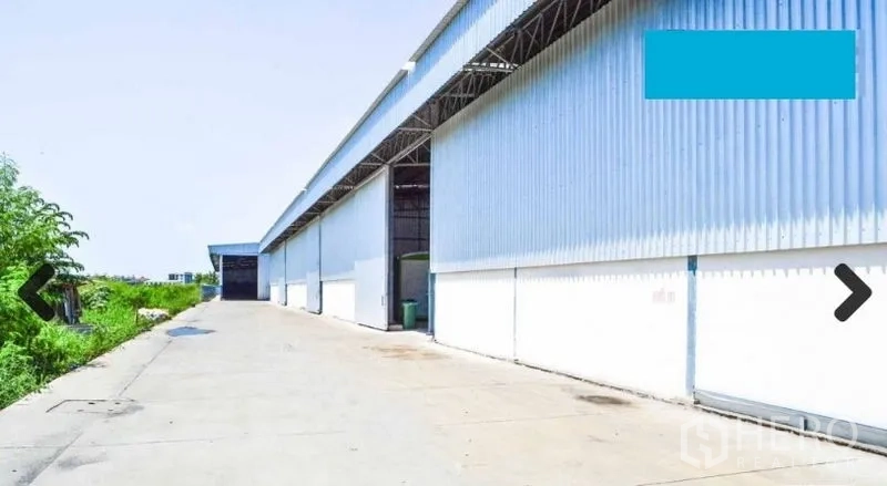 货栈 出租在Bang Phli, Samut Prakan - 仓库外部多装卸门，宽大卡车停靠区与屋檐遮蔽