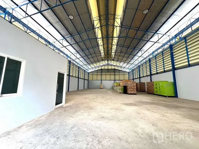 คลังสินค้า ให้เช่าในLat Lum Kaeo, Pathum Thani - ฮอลล์เก็บของภายในกว้าง เพดานสูง มีพาเลทเรียงตามผนัง.