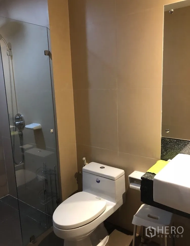 คอนโด ให้เช่าในWatthana, Bangkok - ห้องน้ำมีโถสุขภัณฑ์ อ่างล้างหน้า กระจกบานใหญ่ และตู้ฝักบัวกระจกข้างกัน