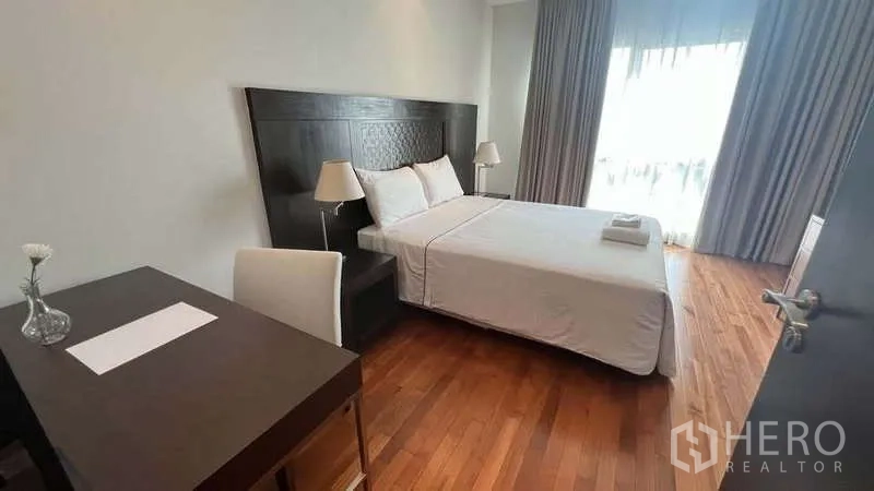 房间 出租在Pathum Wan, Bangkok - 次卧带书桌、座椅与大窗帘的大窗户。