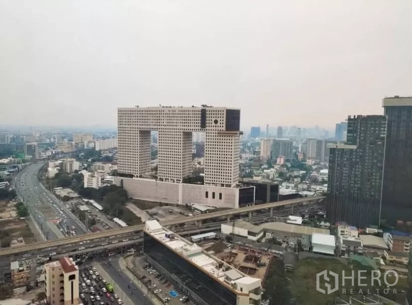 公寓 出租在Chatuchak, Bangkok - 高楼视角俯瞰拉差达披色区，地标大象大楼与轻轨线