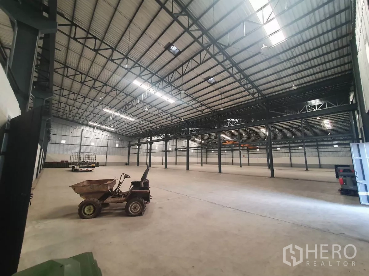 โรงงาน ให้เช่าในMueang Samut Prakan, Samut Prakan - ฮอลล์การผลิตขนาดใหญ่ พื้นคอนกรีตและแผงระบายอากาศ