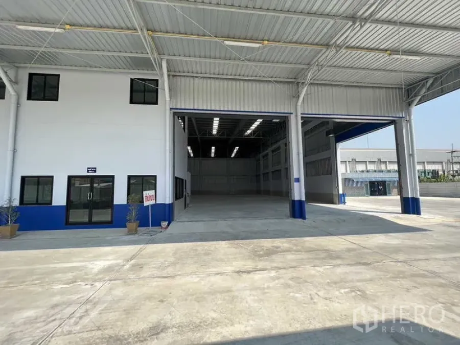 货栈 出租在Khlong Luang, Pathum Thani - 仓库正面，超高挑空的大开口与宽阔装卸雨棚