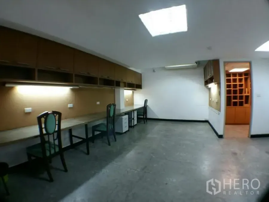 สำนักงาน ให้เช่าในPhra Khanong, Bangkok - พื้นที่ทำงานแบบเปิดพร้อมโต๊ะบิลท์อินยาว ตู้ด้านบน และไฟใต้ตู้ ในพระโขนง กรุงเทพฯ