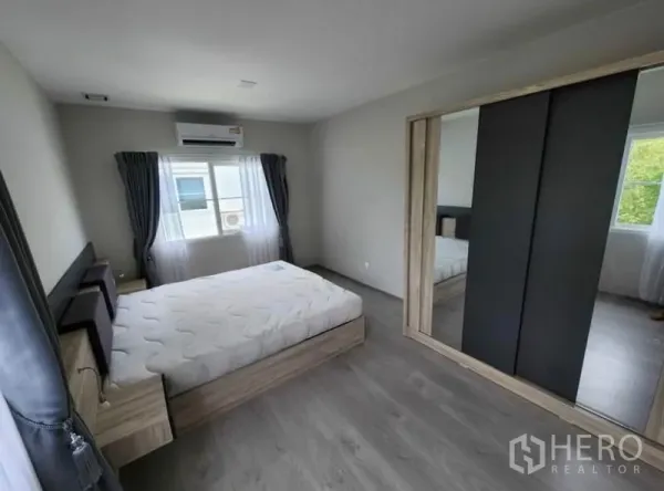 独立式住宅 出租在Prawet, Bangkok - 卧室配双人床、镜面推拉衣柜、空调和双窗采光。