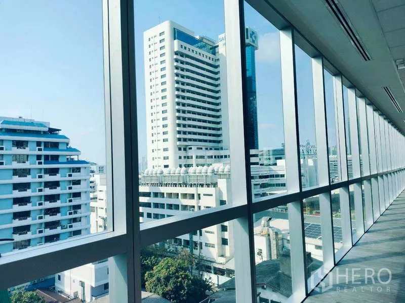 办公空间 出租在Sathon, Bangkok - 从宽幅玻璃幕墙眺望周边塔楼与都市景致。