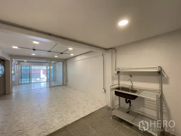 带办公室的家 出租在Khlong Toei, Bangkok - 灵活房间，带水槽与置物架，铺设地砖与吸顶灯。