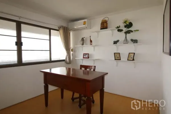 คอนโด ขายในWatthana, Bangkok - ห้องทำงานเงียบสงบมีโต๊ะ ชั้นวางผนัง หน้าต่าง และเครื่องปรับอากาศ