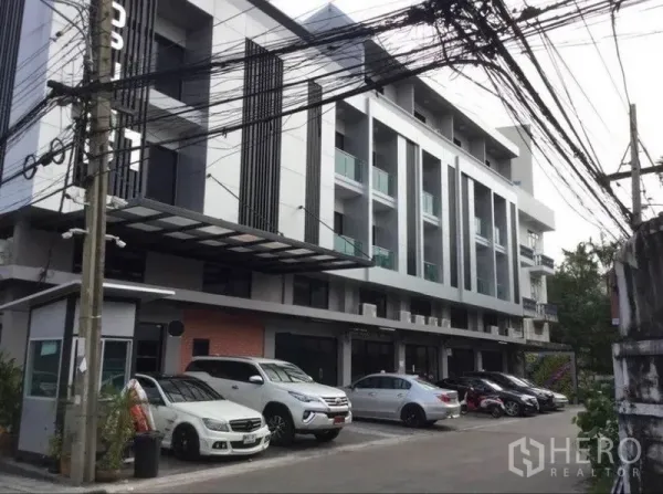 สำนักงานที่บ้าน ให้เช่าในChatuchak, Bangkok - อาคารโฮมออฟฟิศสมัยใหม่ พร้อมระเบียงและที่จอดรถ ในย่านจตุจักร กรุงเทพฯ