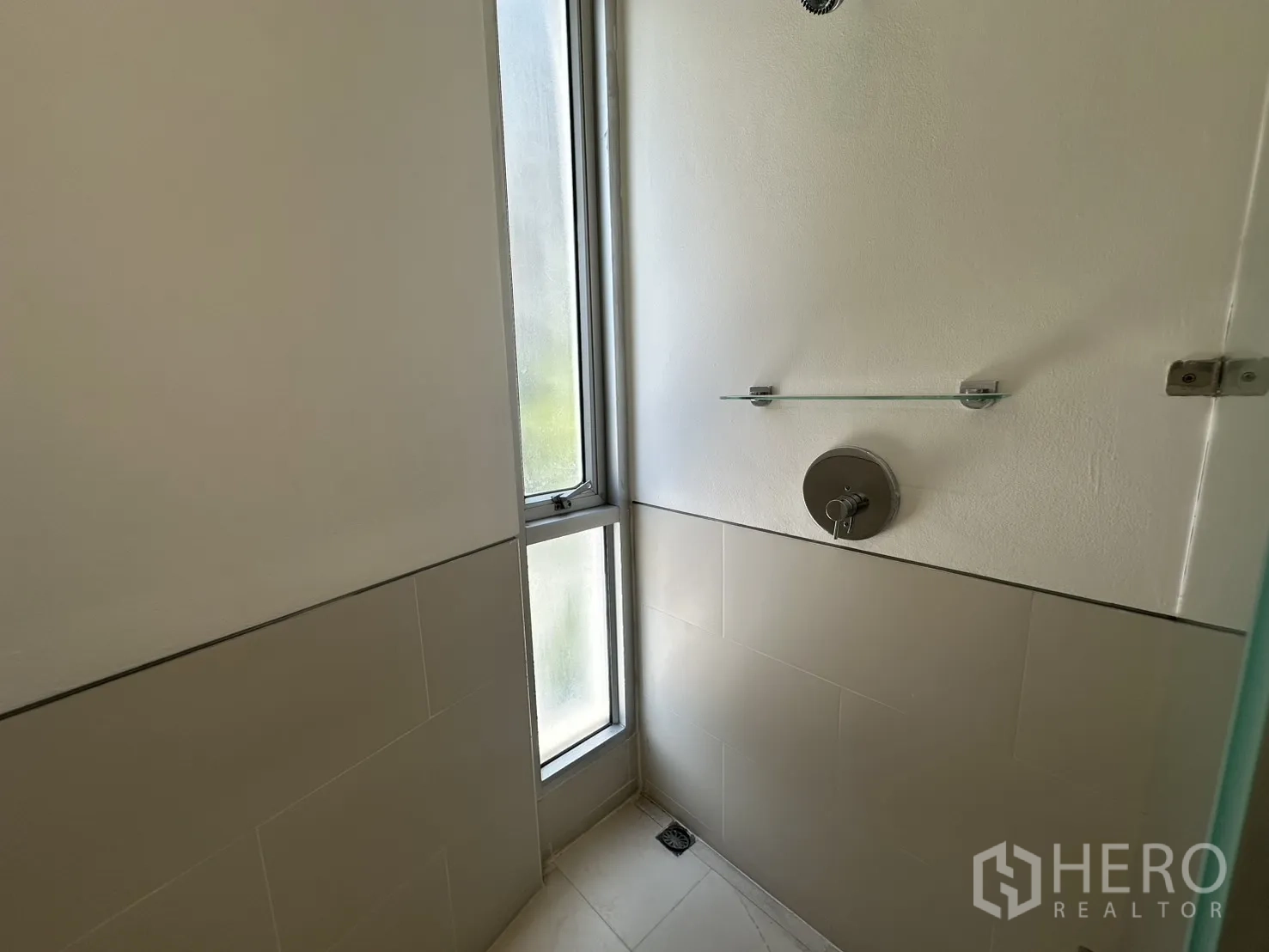 โฮมออฟฟิศ for rent in Phra Khanong, Bangkok - พื้นที่อาบน้ำมีหน้าต่างกระจกฝ้าสูงและอุปกรณ์ติดผนัง.