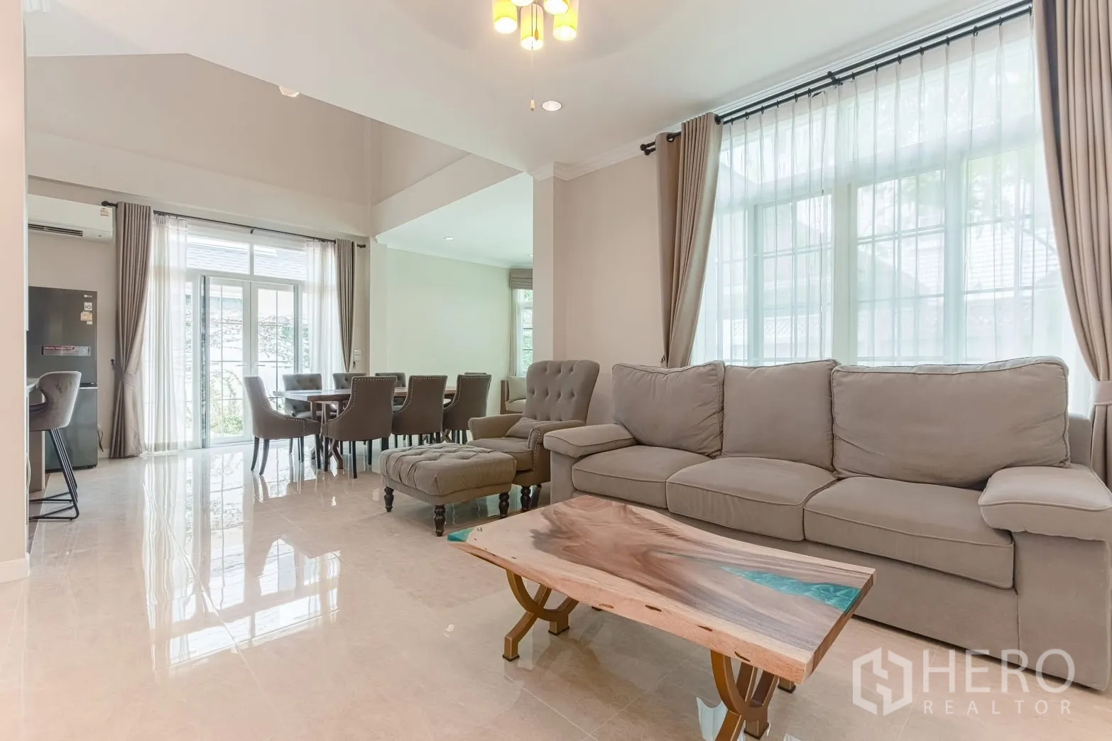 บ้านเดี่ยว for rent in Bang Na, Bangkok - ห้องนั่งเล่นหน้าต่างบานใหญ่ ผ้าม่านโปร่ง และที่นั่งติดโซนรับประทานอาหาร