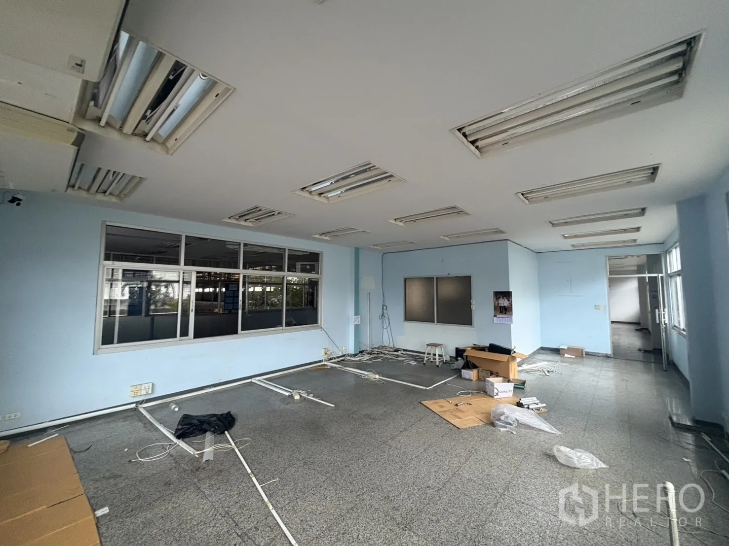 工厂 出租在Khlong Toei, Bangkok - 一层办公区翻修中，大窗与石材地面。