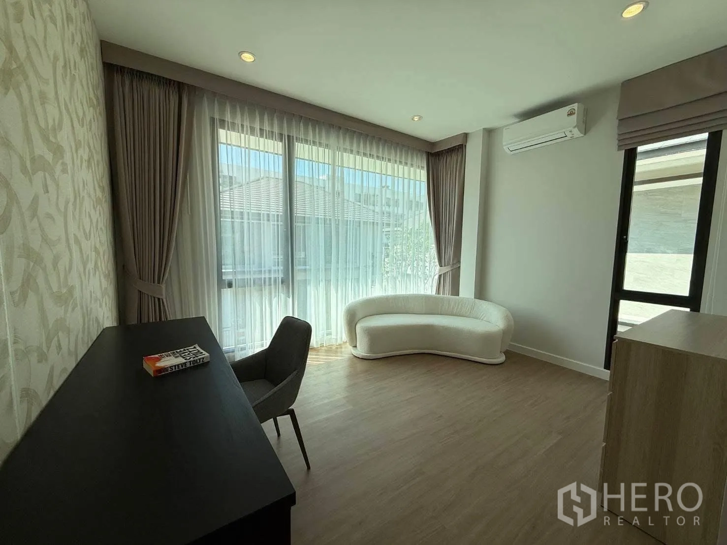 独栋房屋 for rent in Bang Phli, Samut Prakan - 宽敞房间，书桌椅、弧形沙发、空调与大窗户。