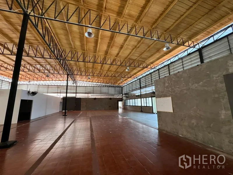 Warehouse for rent in Saphan Sung, Bangkok - Spacious warehouse interior with high ceiling, steel trusses and red tile floor in Saphan Sung.