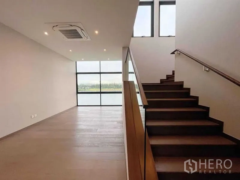 บ้าน ขายในBang Phli, Samut Prakan - โถงบันไดขั้นไม้พร้อมหน้าต่างบานใหญ่ชมวิวทะเลสาบ