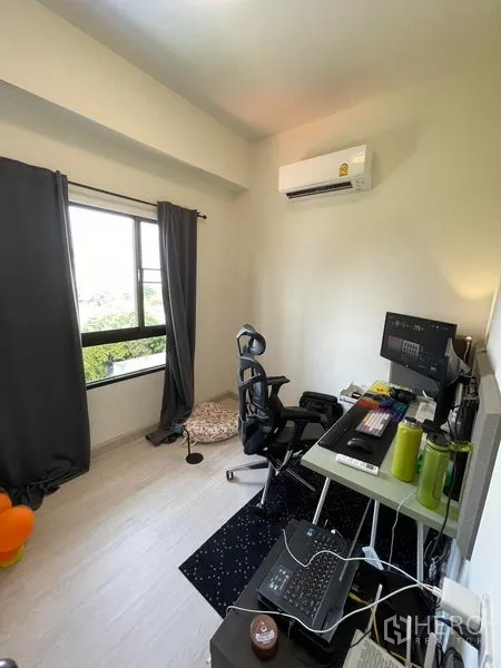 คอนโด ขายในSathon, Bangkok - ห้องทำงานขนาดกะทัดรัด มีหน้าต่างบานใหญ่ โต๊ะทำงาน เก้าอี้ และแอร์แขวนผนัง